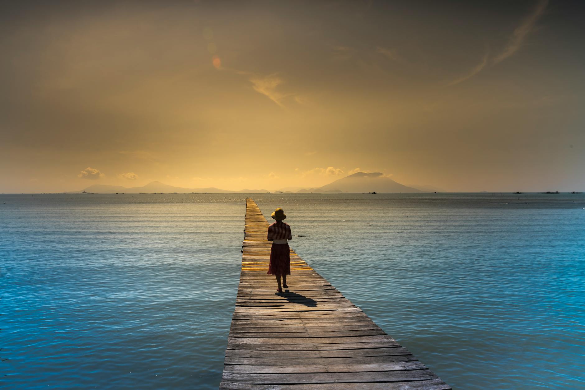 Woman walking toward a bright sunrise representing the fresh start and new beginnings of the 1010 angel number